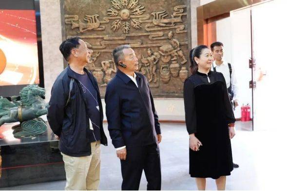 豈曰無衣<strong></p>
<p>西鳳酒
</strong>，西鳳酒的廠商同袍:西鳳酒
