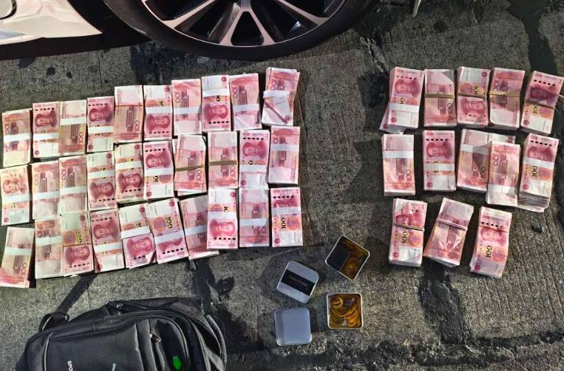 浙江一姑娘以奶茶為記號(hào)<strong></p>
<p>西鳳酒
</strong>，竟然在草叢里藏了11萬現(xiàn)金！:西鳳酒
