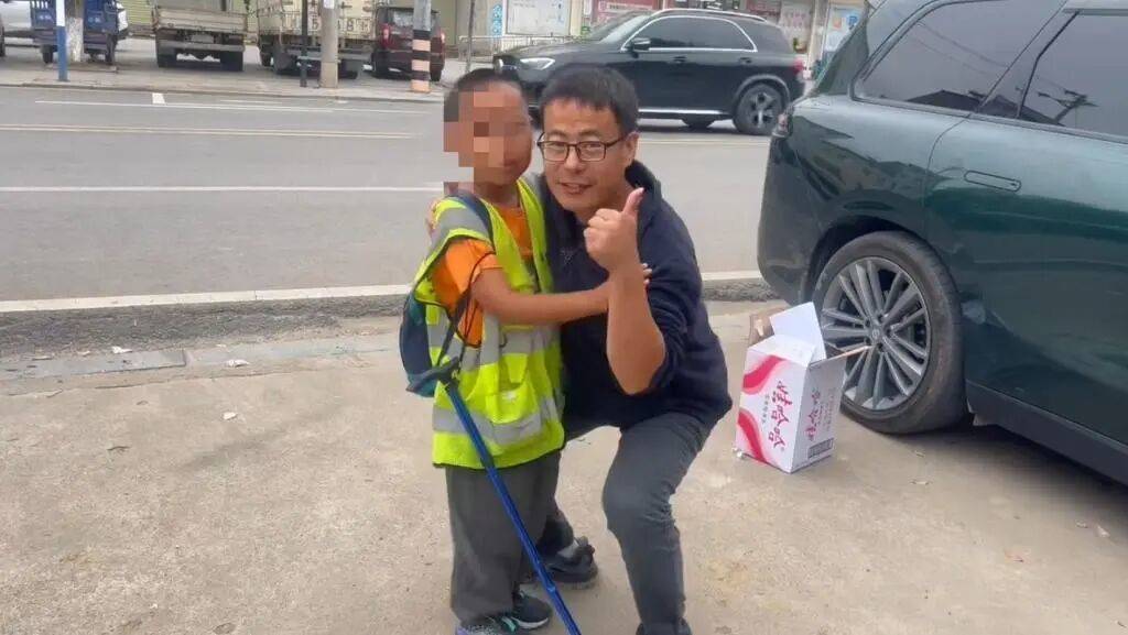 湖北一男子辭掉月薪2萬(wàn)元工作<strong></p>
<p>西鳳酒
</strong>，帶9歲兒子徒步千里，計(jì)劃60天走到山東……原因讓人淚目:西鳳酒
