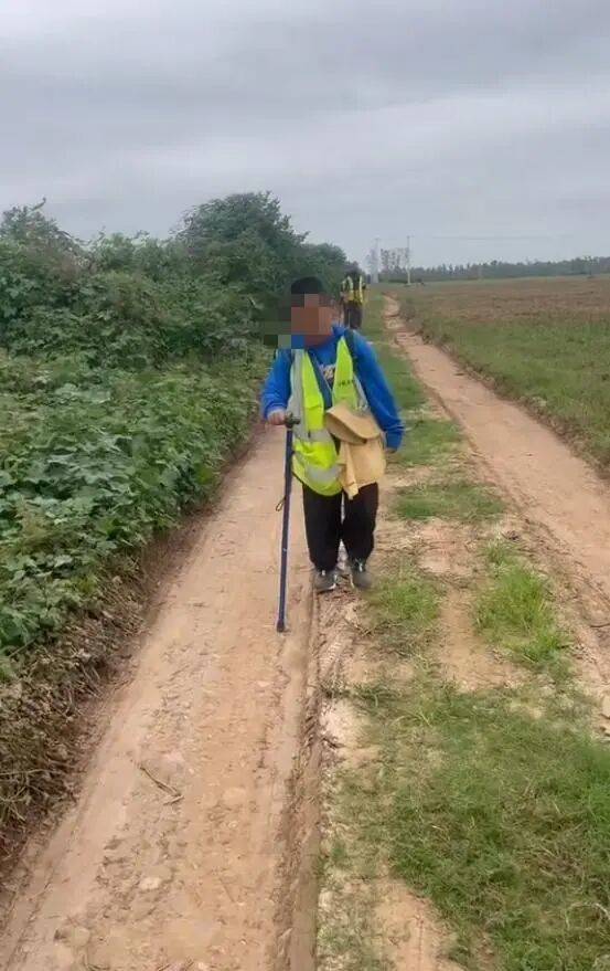 湖北一男子辭掉月薪2萬(wàn)元工作<strong></p>
<p>西鳳酒
</strong>，帶9歲兒子徒步千里，計(jì)劃60天走到山東……原因讓人淚目:西鳳酒
