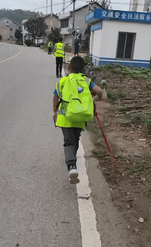 湖北一男子辭掉月薪2萬(wàn)元工作<strong></p>
<p>西鳳酒
</strong>，帶9歲兒子徒步千里，計(jì)劃60天走到山東……原因讓人淚目:西鳳酒
