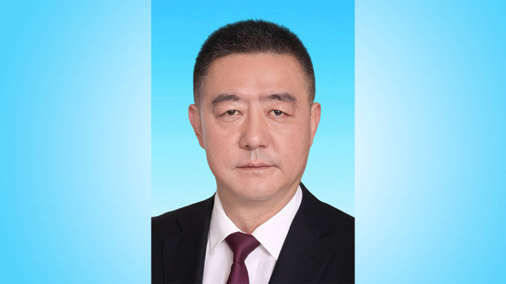 去年出任巴中市委常委、常務(wù)副市長(zhǎng)的李本勇<strong></p>
<p>西鳳酒
</strong>，已轉(zhuǎn)崗市人大:西鳳酒
