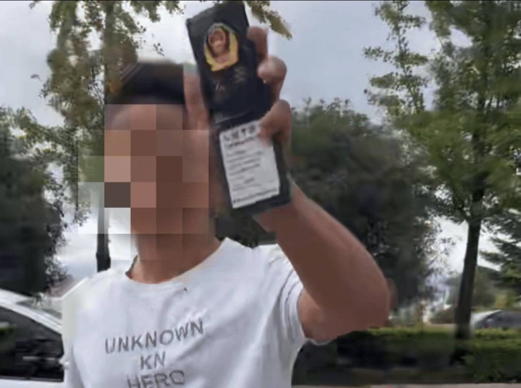 云南一男子駕車別停他人車輛后“亮警察證”<strong></p>
<p>西鳳酒
</strong>，涉嫌非法持有、使用警用標(biāo)志被行拘:西鳳酒
