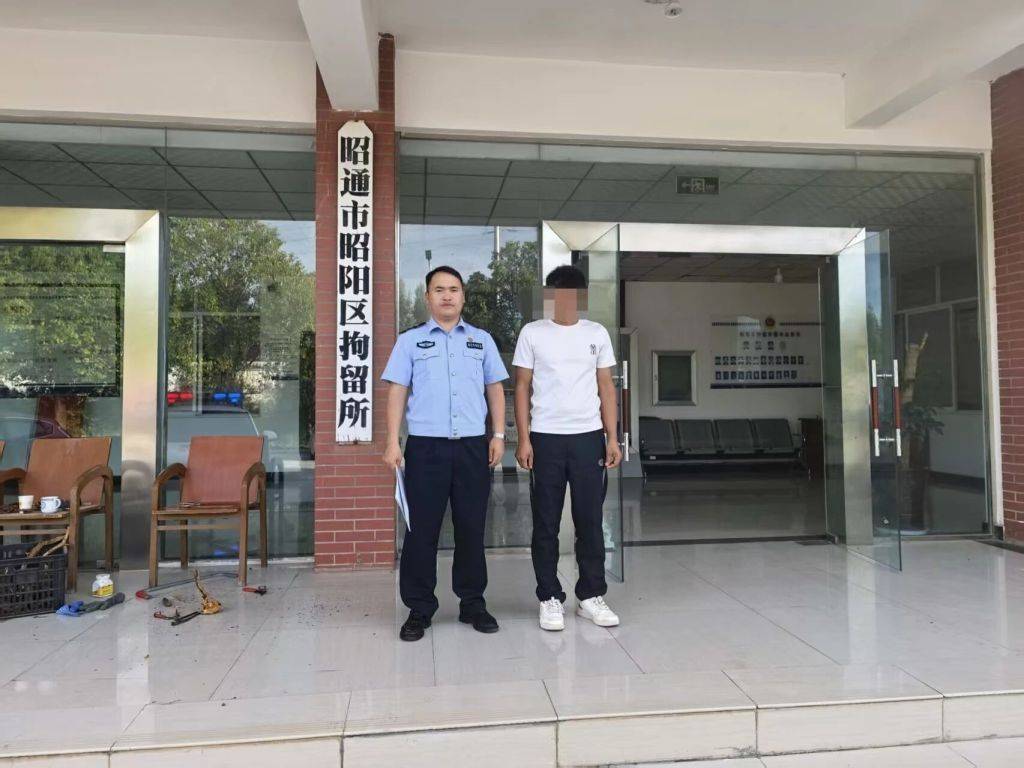 云南一男子駕車別停他人車輛后“亮警察證”<strong></p>
<p>西鳳酒
</strong>，涉嫌非法持有、使用警用標(biāo)志被行拘:西鳳酒
