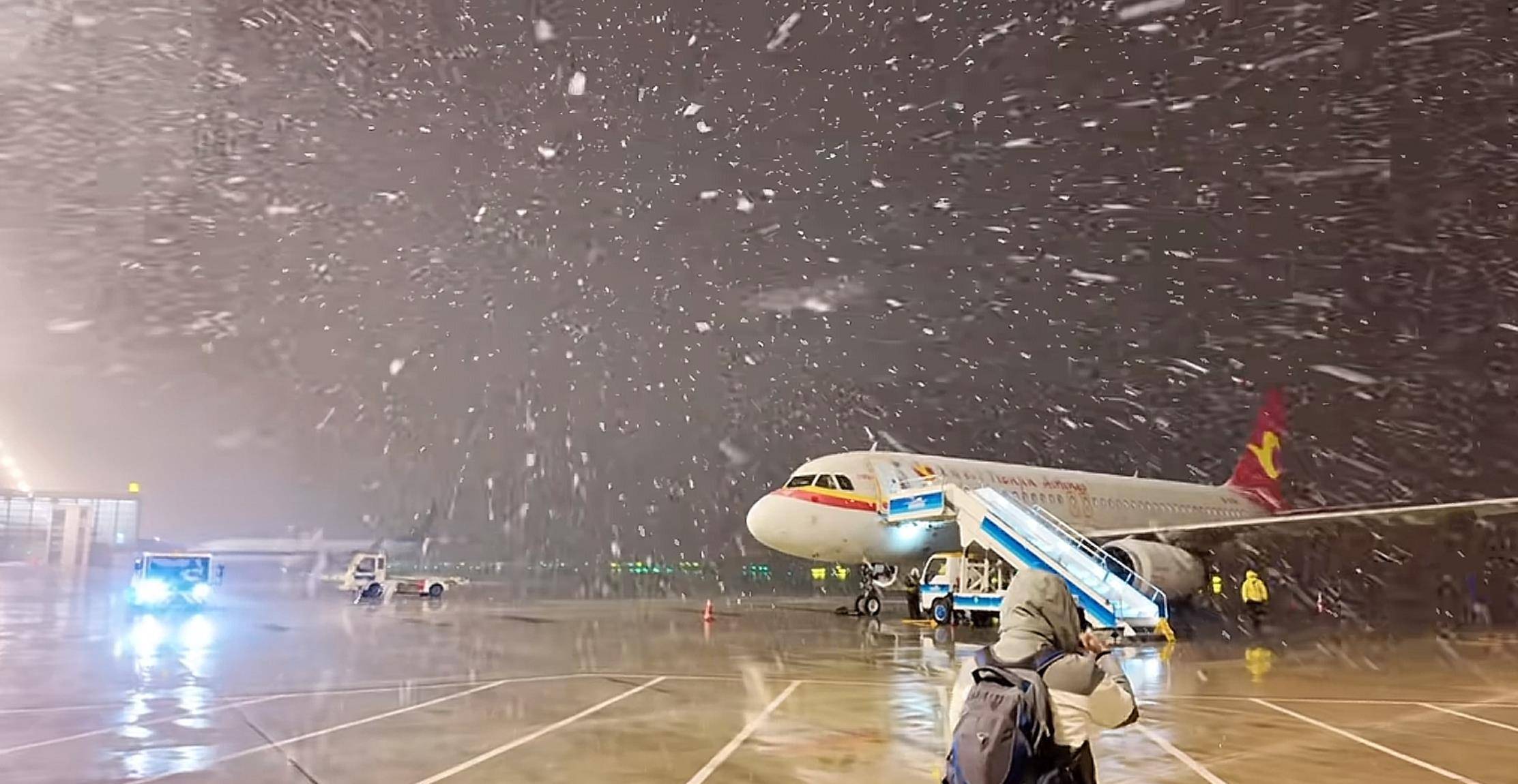 北方多地迎來第一場雪，黑龍江局地已出現(xiàn)暴雪，積雪深5厘米，氣象專家稱今年初雪略提前:西鳳酒
