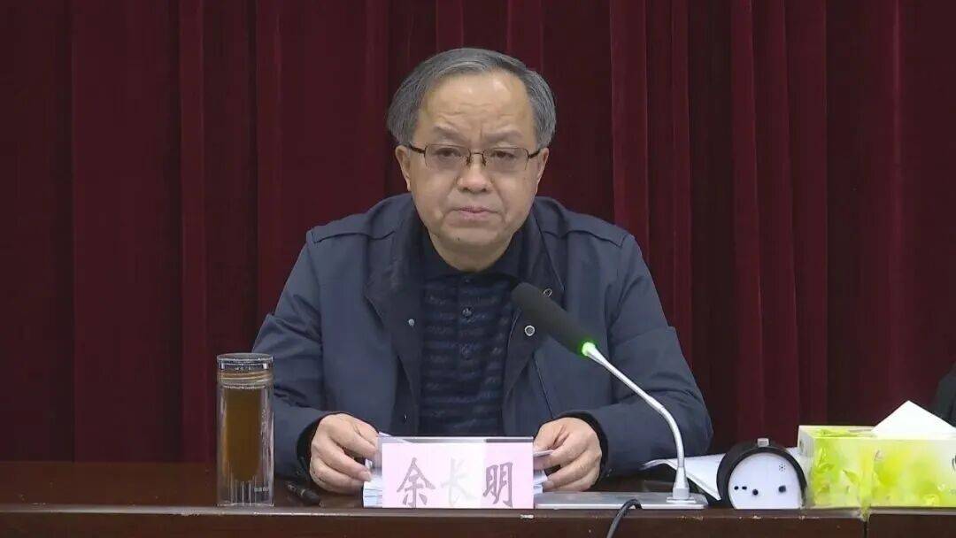 重慶通報：余長明<strong></p>
<p>西鳳酒
</strong>，六大紀(jì)律全違反:西鳳酒
