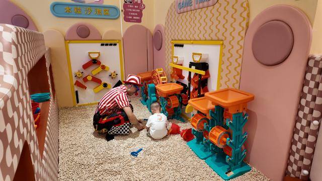 海底撈<strong></p>
<p>西鳳酒
</strong>，和西貝“搶娃”:西鳳酒
