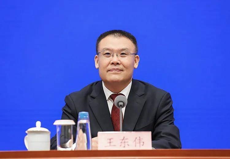 極目政情丨財政部副部長王東偉任安徽省委常委<strong></p>
<p>西鳳酒
</strong>，曾為全國最年輕省級統(tǒng)戰(zhàn)部部長:西鳳酒
