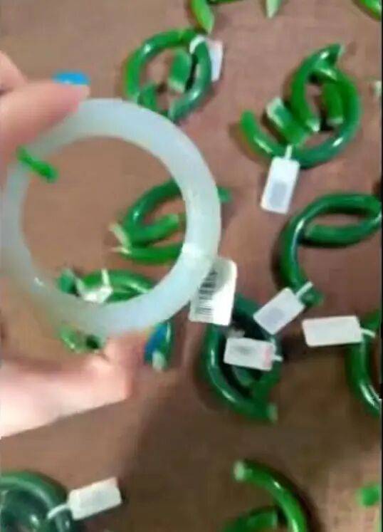 蘇州一20歲店員不小心摔碎一盒玉鐲損失百萬<strong></p>
<p>西鳳酒
</strong>，老板未要賠償安慰小伙別有壓力:西鳳酒
