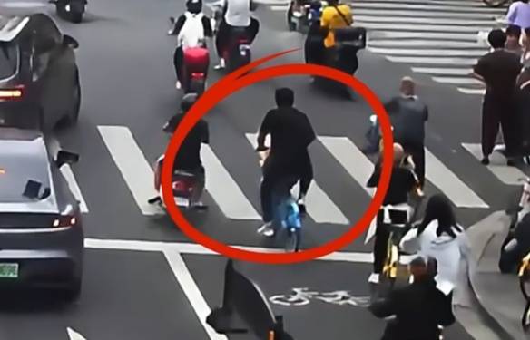 看著都疼<strong></p>
<p>西鳳酒
</strong>！上海街頭一男子突然求助：10歲女兒被死死卡??！這個(gè)行為太危險(xiǎn)→:西鳳酒
