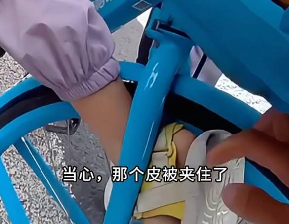 看著都疼<strong></p>
<p>西鳳酒
</strong>！上海街頭一男子突然求助：10歲女兒被死死卡??！這個(gè)行為太危險(xiǎn)→:西鳳酒
