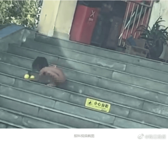 多方回應四川一高速服務區(qū)現(xiàn)“野人小孩”：有監(jiān)護人陪伴<strong></p>
<p>西鳳酒
</strong>，大山里長大的，從小就這樣教育，沒有違法犯罪情況:西鳳酒
