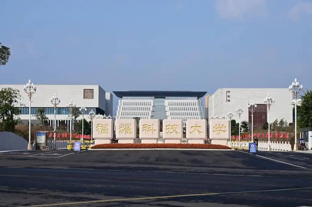 福耀玻璃：曹德旺辭去董事長職務(wù)<strong></p>
<p>西鳳酒
</strong>，選舉曹暉為新董事長:西鳳酒
