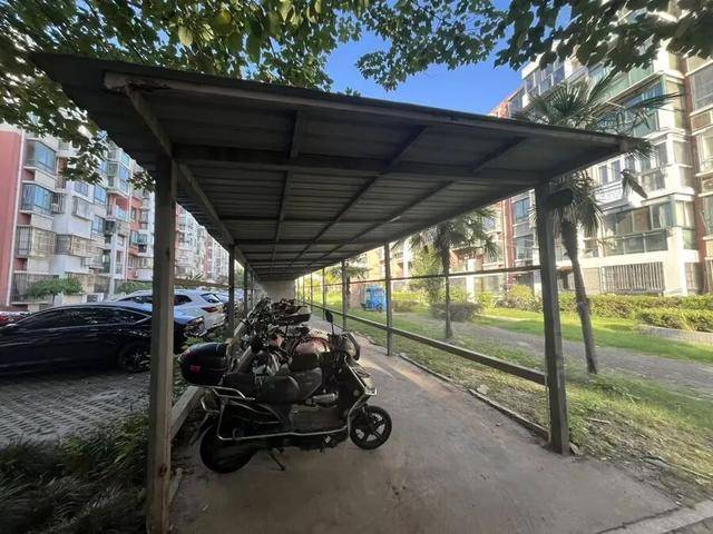 上海居民投訴后傻眼：只拆了一半！小區(qū)綠化被大量鐵皮房霸占，還有人住？居民直指小區(qū)公共收益疑云:西鳳酒
