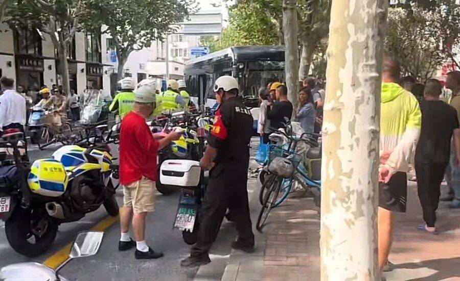 上海警方：葉某（男<strong></p>
<p>西鳳酒
</strong>，57歲）尋釁滋事，已被拘！:西鳳酒
