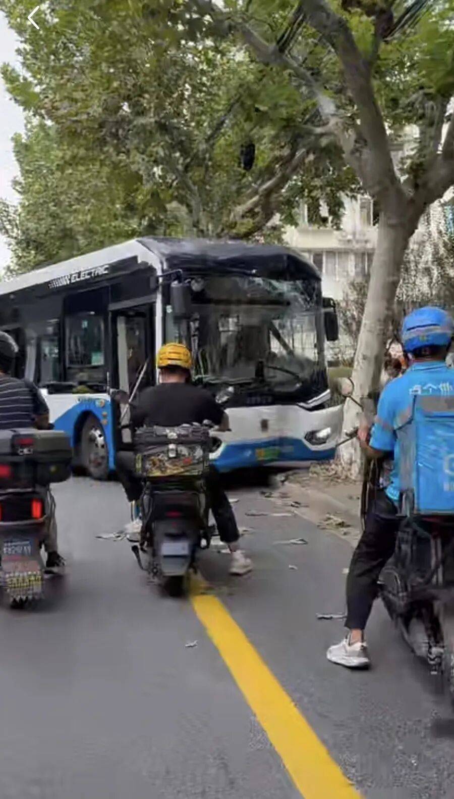 上海警方：葉某（男<strong></p>
<p>西鳳酒
</strong>，57歲）尋釁滋事，已被拘！:西鳳酒
