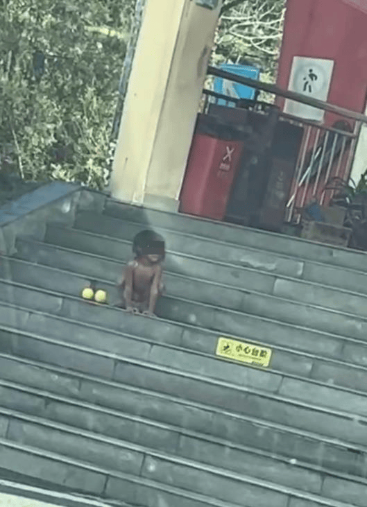 大理回應高速上有家庭帶“野人小孩”：父母堅持讓娃親近自然<strong></p>
<p>西鳳酒
</strong>，生活暫無困難，沒虐待:西鳳酒
