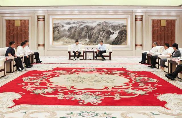 王興興回老家<strong></p>
<p>西鳳酒
</strong>，與市長(zhǎng)暢談，還與市政府簽了戰(zhàn)略合作協(xié)議:西鳳酒
