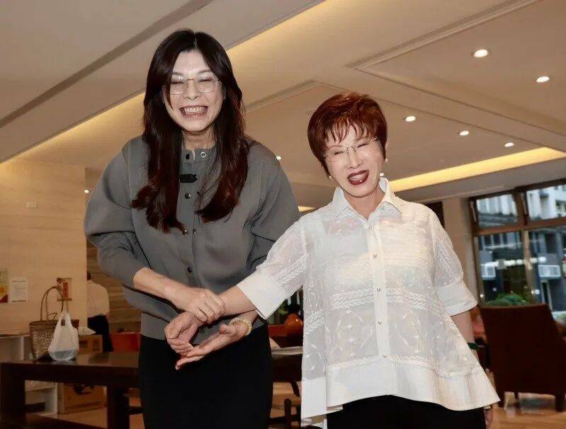 到底支持誰當(dāng)黨主席？當(dāng)著鄭麗文的面<strong></p>
<p>西鳳酒
</strong>，洪秀柱說出了自己的答案:西鳳酒
