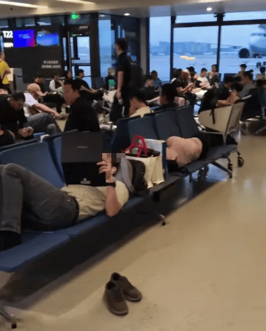 2名外國人在上海虹橋國際機(jī)場候機(jī)室躺臥<strong></p>
<p>西鳳酒
</strong>，占用6個(gè)座位，機(jī)場回應(yīng):西鳳酒
