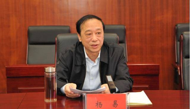 常德市人大常委會(huì)原副主任楊易<strong></p>
<p>西鳳酒
</strong>，為官不廉，濫權(quán)妄為，斂財(cái)數(shù)額特別巨大:西鳳酒
