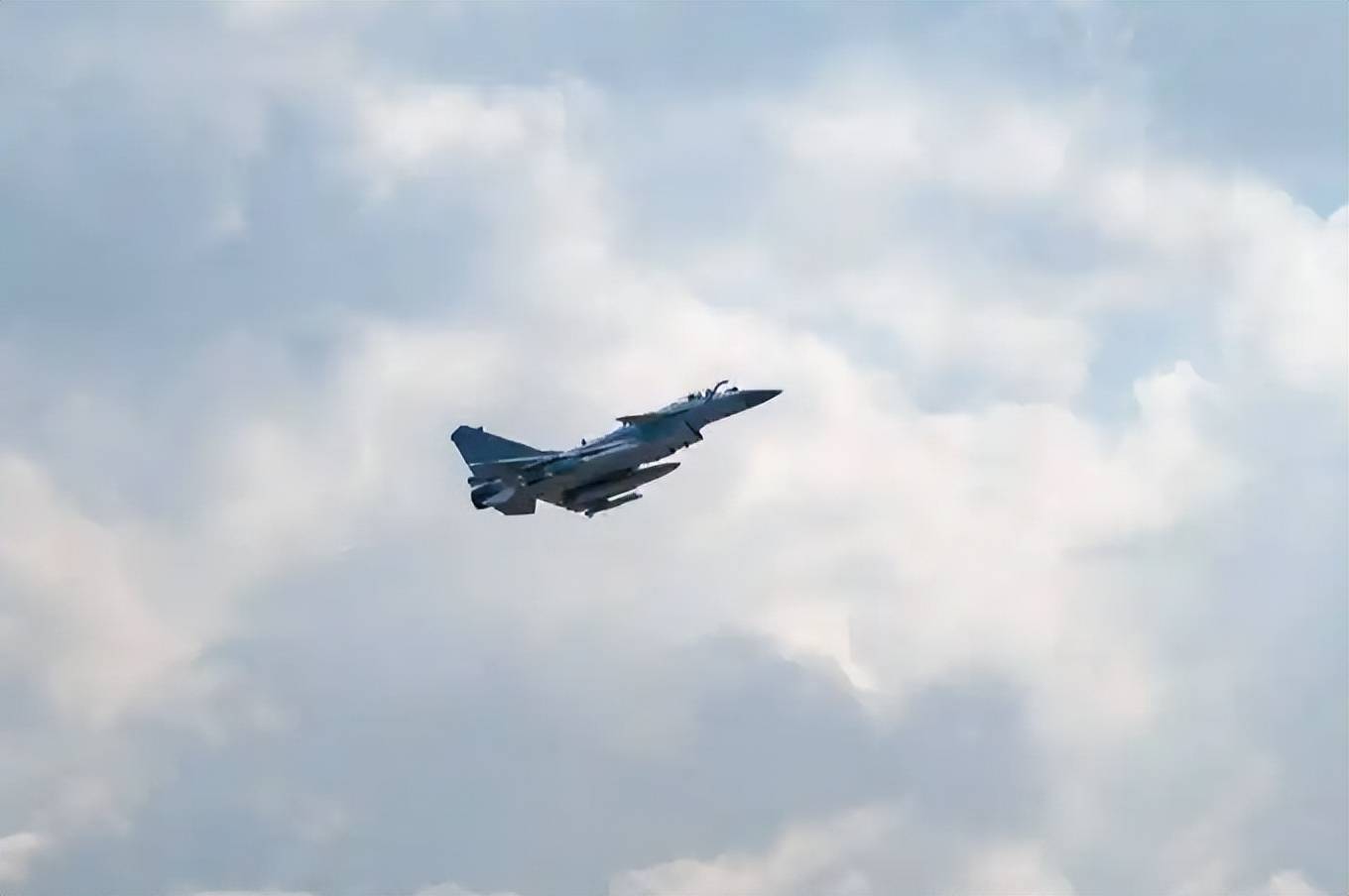 中國殲-10C機群飛越紅海<strong></p>
<p>西鳳酒
</strong>，西方雷達竟毫無反應！印尼馬上宣布采購42架:西鳳酒
