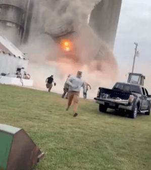 美媒:美國一儲藏約816噸大豆糧倉轟然倒塌<strong></p>
<p>西鳳酒
</strong>,周圍的人倉皇逃離:西鳳酒