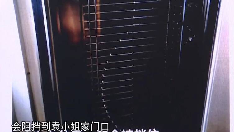 廣州一業(yè)主擅改入戶門方向<strong></p>
<p>西鳳酒
</strong>，致鄰居被困20分鐘！法院：改回去:西鳳酒
