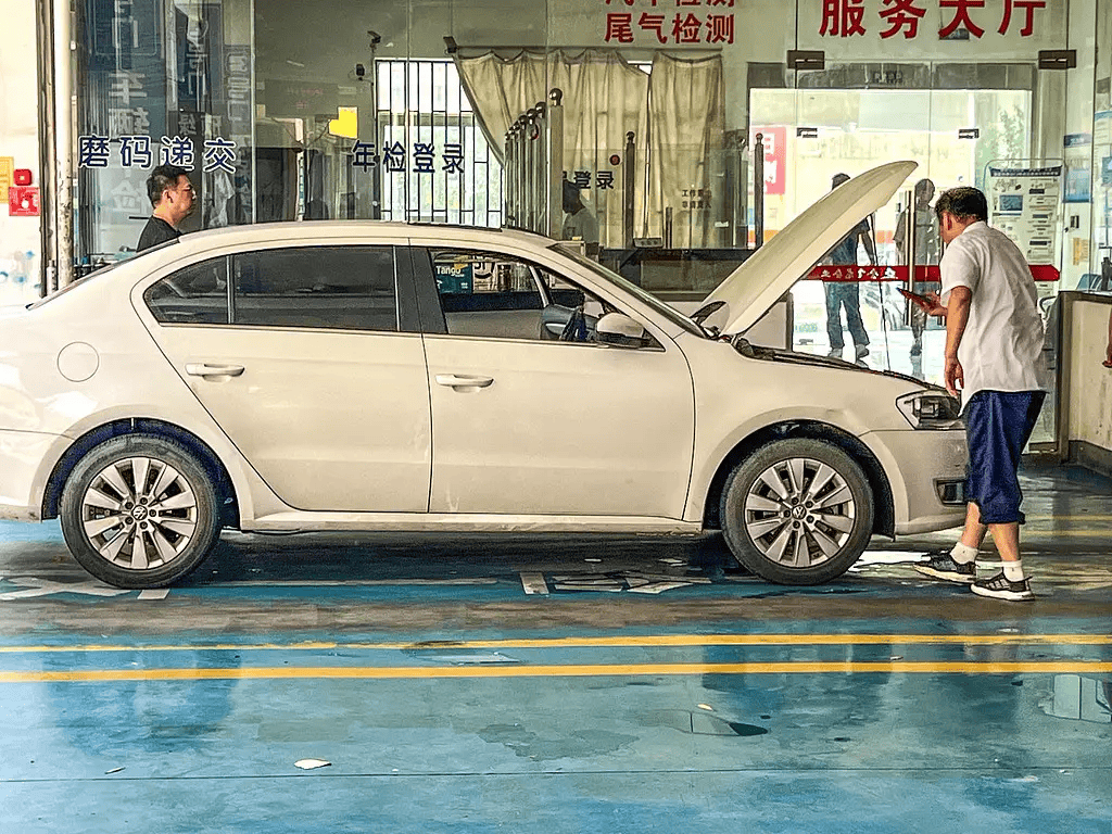 700萬蘭博基尼疑遭暴力年檢<strong></p>
<p>西鳳酒
</strong>,汽車年檢該取消嗎:西鳳酒