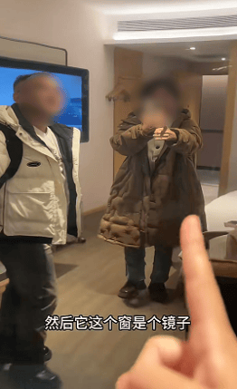 女子延吉住酒店發(fā)現(xiàn)落地窗室內(nèi)看不到外面<strong></p>
<p>西鳳酒
</strong>，室外高清觀看室內(nèi)？工作人員：是單向膜:西鳳酒
