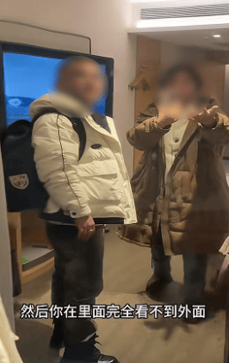 女子延吉住酒店發(fā)現(xiàn)落地窗室內(nèi)看不到外面<strong></p>
<p>西鳳酒
</strong>，室外高清觀看室內(nèi)？工作人員：是單向膜:西鳳酒
