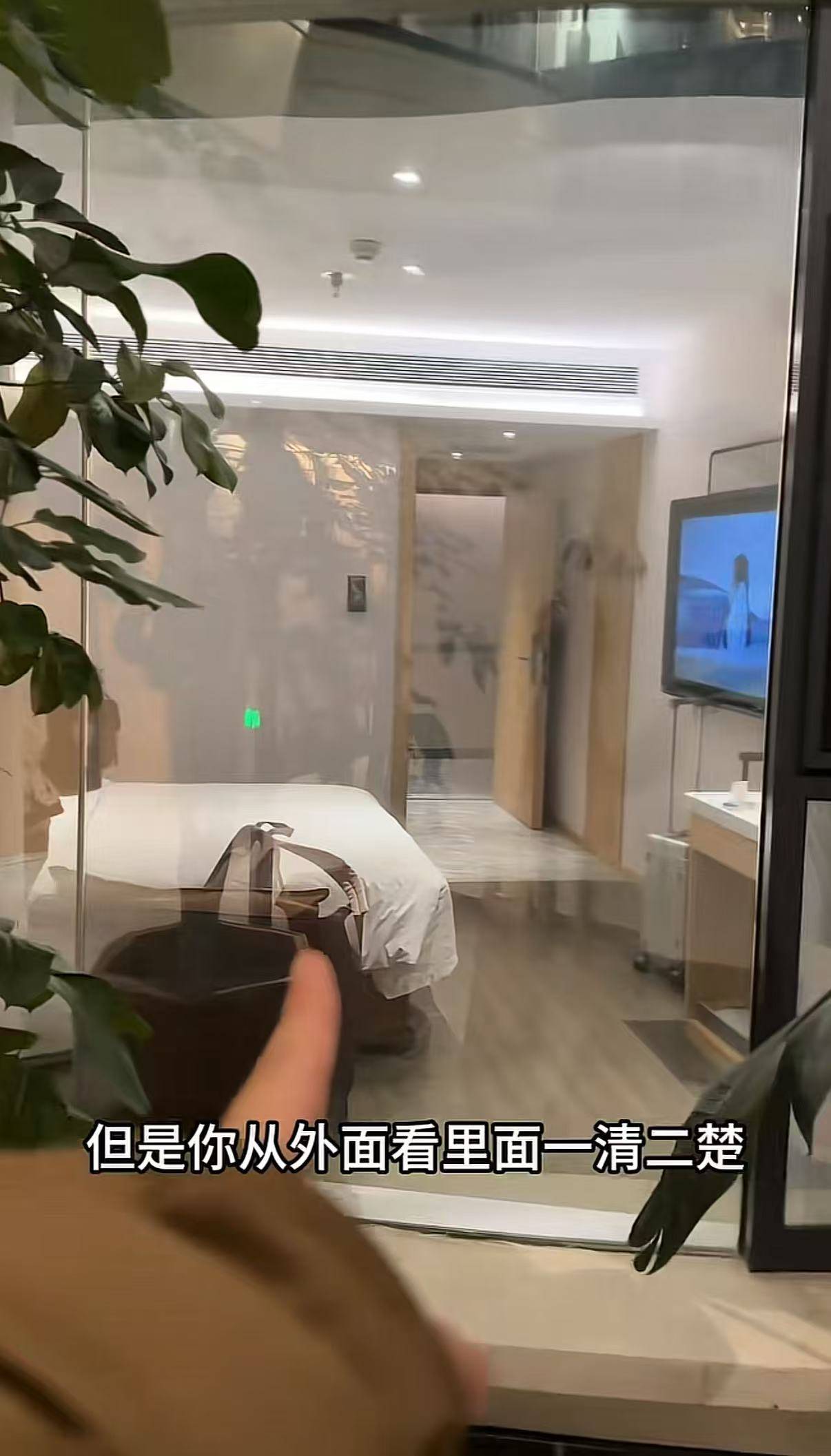 女子延吉住酒店發(fā)現(xiàn)落地窗室內(nèi)看不到外面<strong></p>
<p>西鳳酒
</strong>，室外高清觀看室內(nèi)？工作人員：是單向膜:西鳳酒
