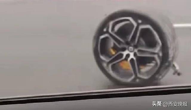 武漢一小米SU7失控撞倒護(hù)欄<strong></p>
<p>西鳳酒
</strong>，沖向?qū)γ孳嚨溃笄拜嗆囕S斷裂輪胎脫落10米開(kāi)外，小米回應(yīng):西鳳酒
