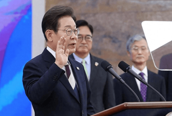 中方忍耐5天后<strong></p>
<p>西鳳酒
</strong>，對美打響“第二槍”，交易已全面凍結(jié)，中美相互征費！韓總統(tǒng)室上門求情:西鳳酒
