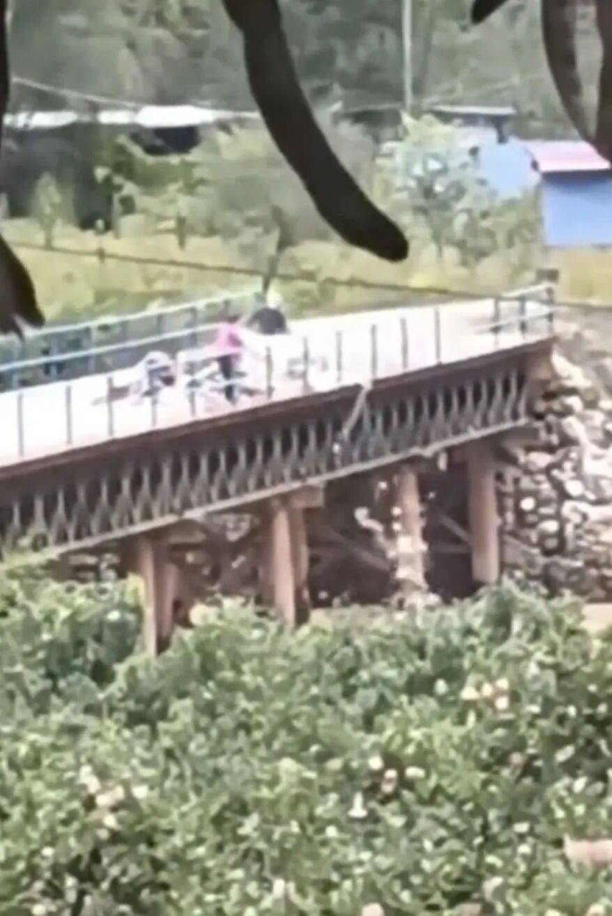 甘肅天水垃圾車往渭河傾倒垃圾<strong></p>
<p>西鳳酒
</strong>，村民稱河里漲水，大橋無監(jiān)控，鎮(zhèn)政府：正在調(diào)查處理:西鳳酒
