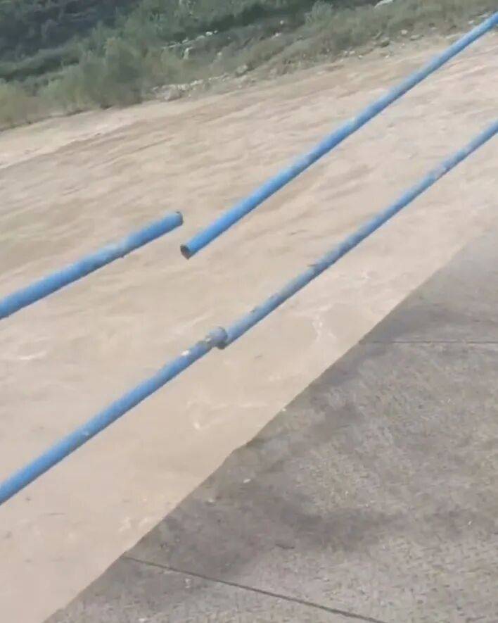 甘肅天水垃圾車往渭河傾倒垃圾<strong></p>
<p>西鳳酒
</strong>，村民稱河里漲水，大橋無監(jiān)控，鎮(zhèn)政府：正在調(diào)查處理:西鳳酒
