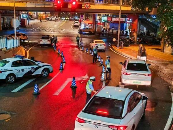 重慶公安交管部門(mén)啟動(dòng)新一輪酒駕醉駕集中整治:西鳳酒
