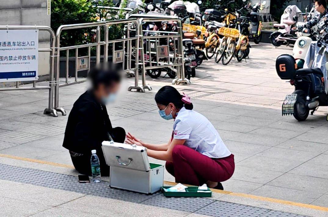 武漢地鐵出入口的一幕:十分鐘按摩得到一個深深擁抱:西鳳酒