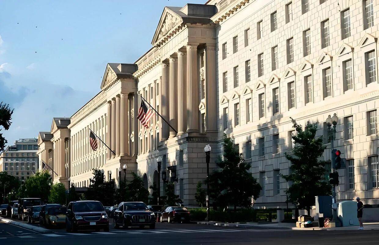 中美全面開打<strong></p>
<p>西鳳酒
</strong>，數(shù)百萬件中國產(chǎn)品被下架，荷蘭得令，強搶中企資產(chǎn):西鳳酒
