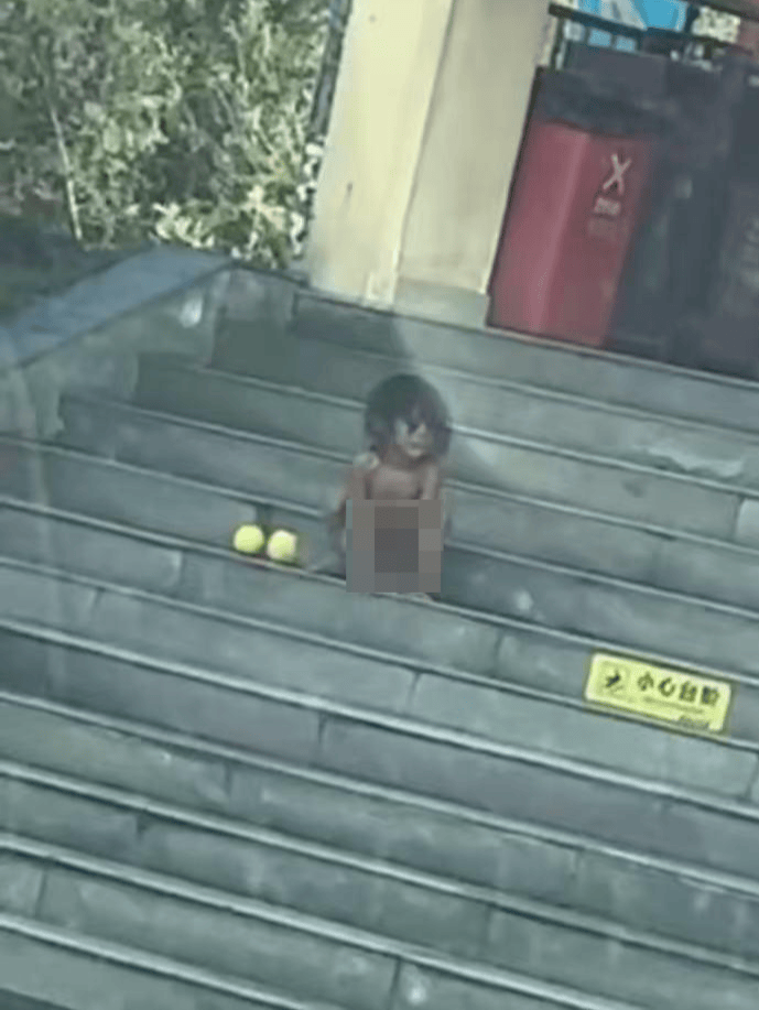 多部門回應(yīng)高速服務(wù)區(qū)現(xiàn)“野人小孩”：孩子能說會走<strong></p>
<p>西鳳酒
</strong>，當?shù)爻闪⒐ぷ餍〗M聯(lián)合處置:西鳳酒
