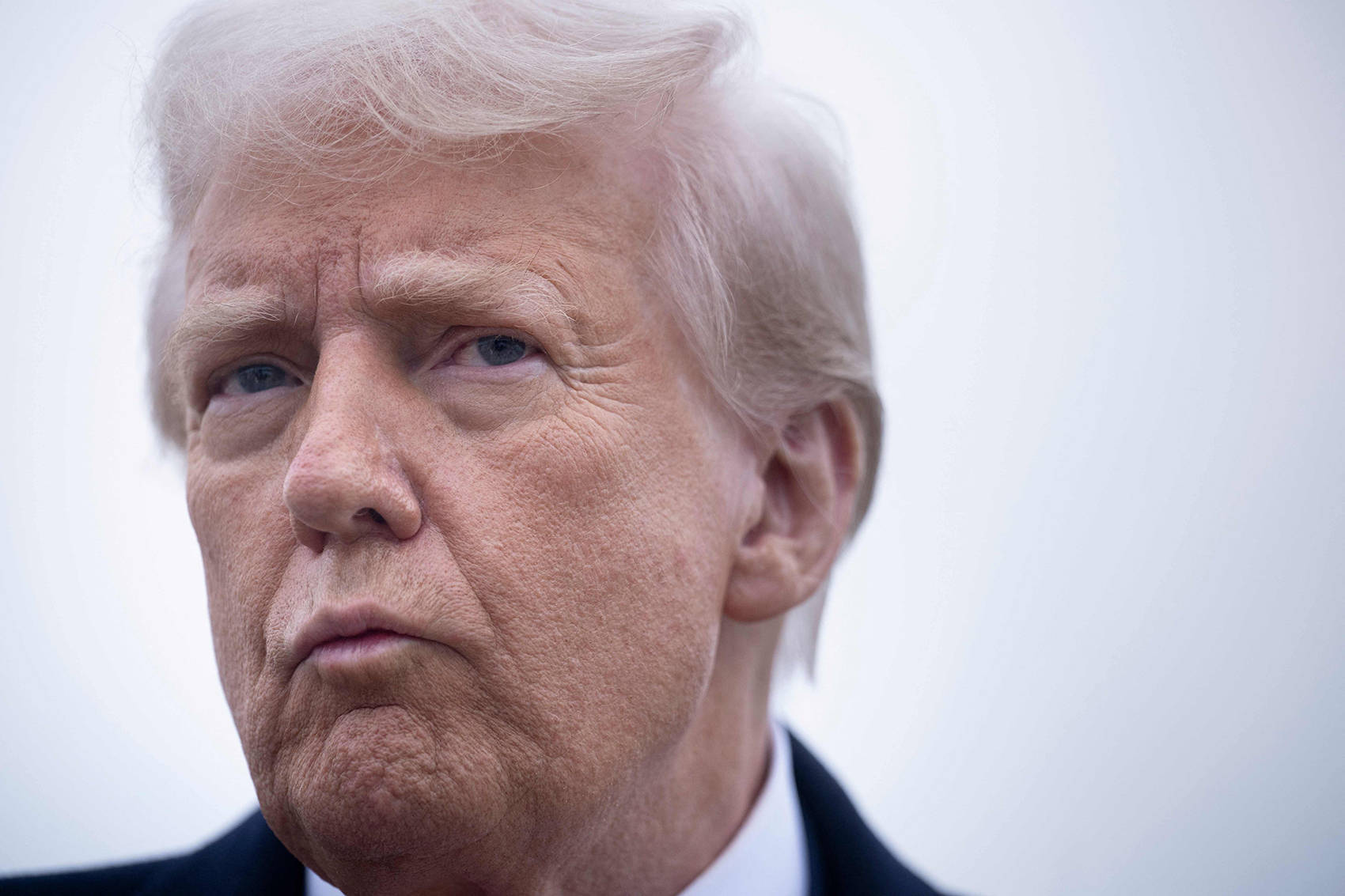 最新！特朗普簽署行政令<strong></p>
<p>西鳳酒
</strong>，對(duì)進(jìn)口中型和重型卡車征收25%關(guān)稅，還將對(duì)這類車征收10%的關(guān)稅:西鳳酒
