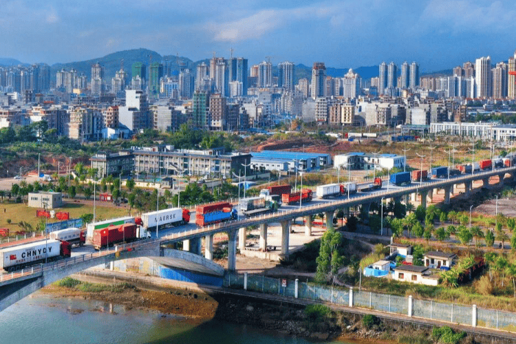 廣西東興國企總經(jīng)理被指“出軌抓現(xiàn)行”<strong></p>
<p>西鳳酒
</strong>，已免職！9月曾現(xiàn)身:西鳳酒
