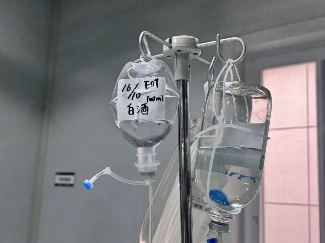 “遵醫(yī)囑<strong></p>
<p>西鳳酒
</strong>，每天喝一斤”！重癥監(jiān)護(hù)室里，醫(yī)生用白酒為68歲大爺續(xù)命:西鳳酒
