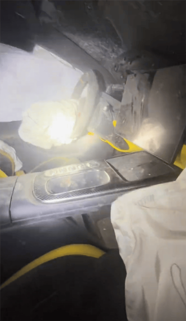 新疆一小米SU7 Ultra飛坡10多米翻滾多圈！車主發(fā)文：門能開<strong></p>
<p>西鳳酒
</strong>，沒起火:西鳳酒
