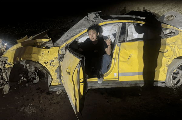 新疆一小米SU7 Ultra飛坡10多米翻滾多圈！車主發(fā)文：門能開<strong></p>
<p>西鳳酒
</strong>，沒起火:西鳳酒
