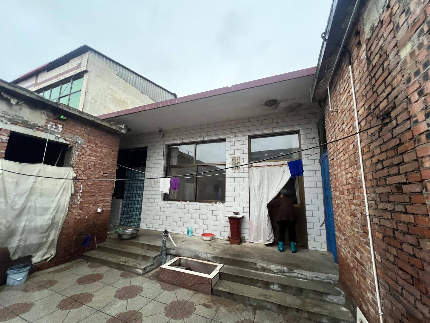 妻子患癌去世前被三次起訴離婚<strong></p>
<p>西鳳酒
</strong>，前夫遺棄罪因證據(jù)不足被駁回｜在場:西鳳酒
