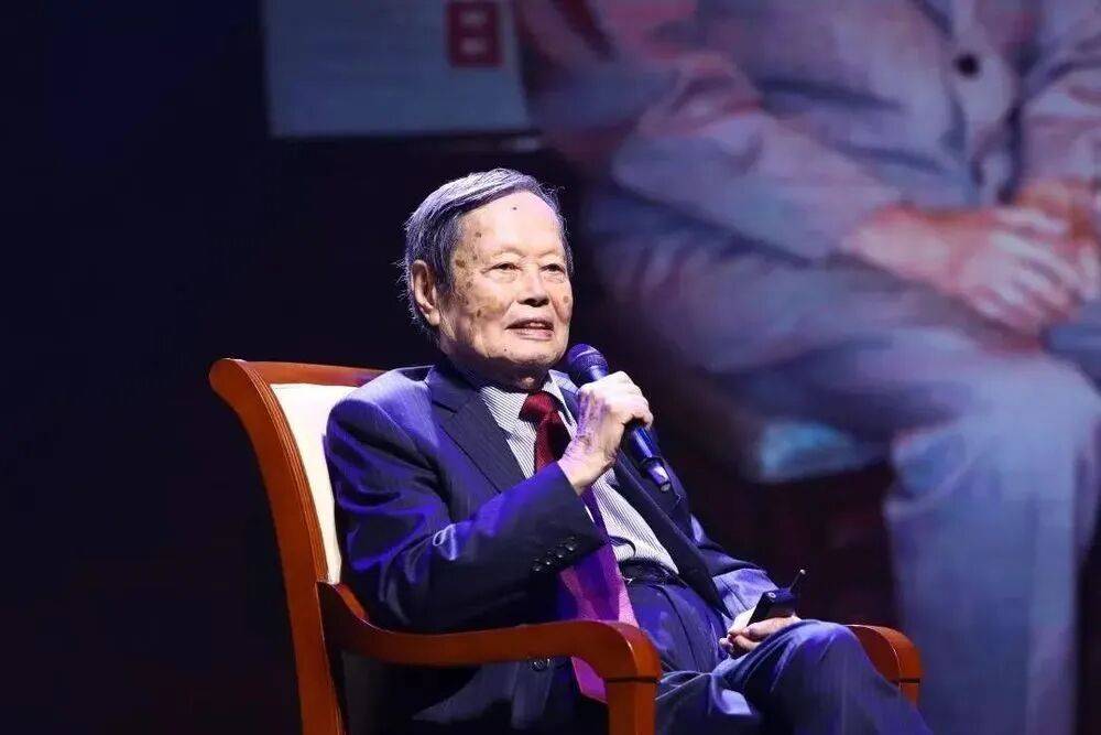 “大先生”千古<strong></p>
<p>西鳳酒
</strong>，楊振寧的一生:西鳳酒
