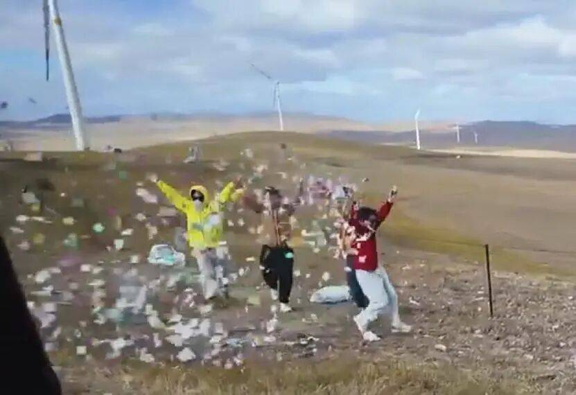 多名男女在呼倫貝爾大草原拋紙片<strong></p>
<p>西鳳酒
</strong>，拍視頻稱(chēng)“放肆地?fù)]撒”，當(dāng)?shù)亓植菥只貞?yīng):西鳳酒
