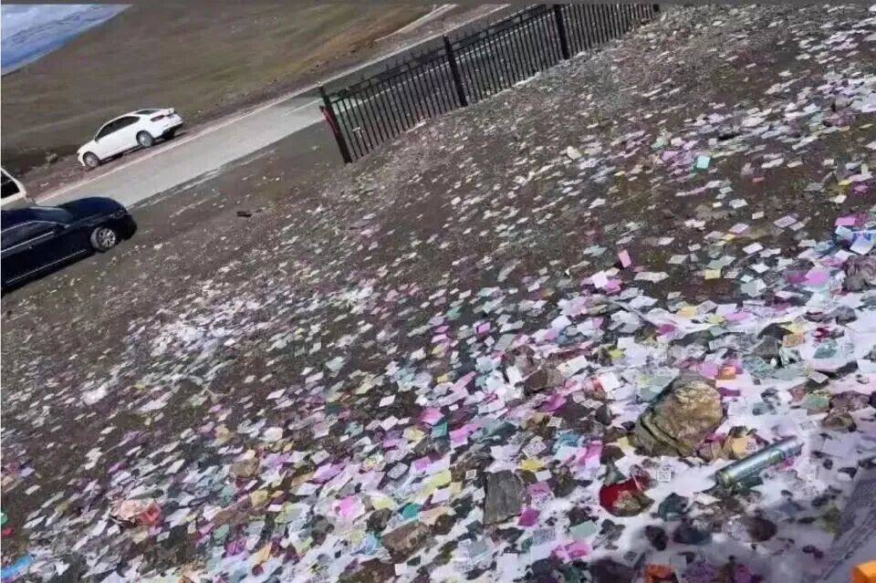 多名男女在呼倫貝爾大草原拋紙片<strong></p>
<p>西鳳酒
</strong>，拍視頻稱(chēng)“放肆地?fù)]撒”，當(dāng)?shù)亓植菥只貞?yīng):西鳳酒
