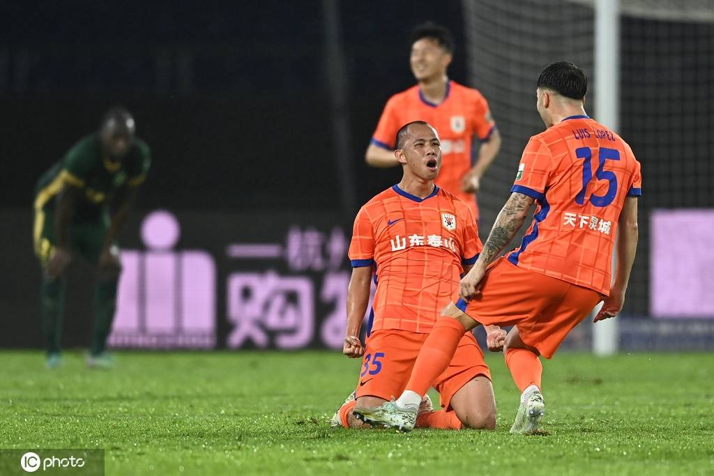 中超-亞戈奧烏蘇建功克雷桑點(diǎn)射救主 泰山2-2浙江遭4連平:西鳳酒